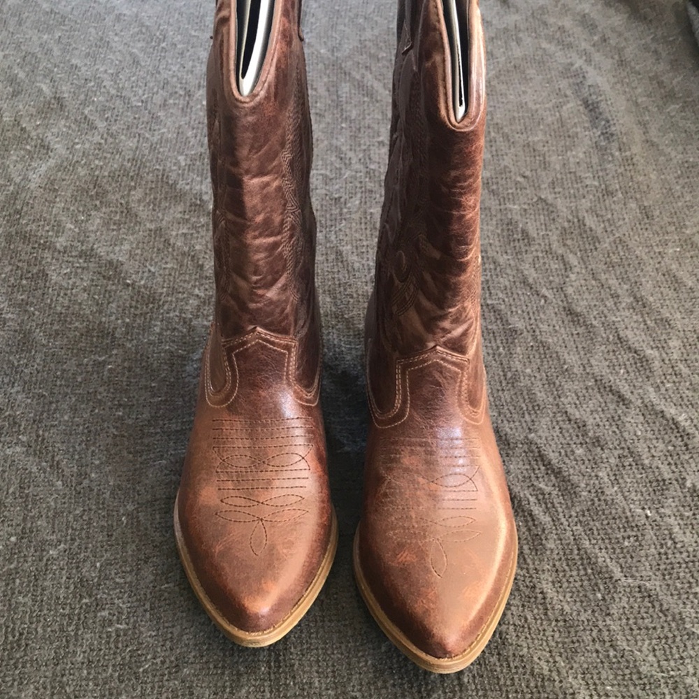 Women’s cowboy boots 👢